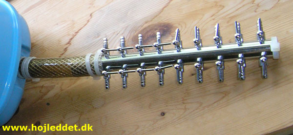 En 18-vejs fordelerstuds med individuelle reguleringshaner monteret på LP-40.