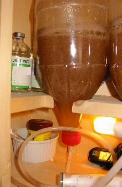 Here you can see the bottom of the cabinet and the lower socket, also with a 4W energy-saving bulb. Strictly speaking, you can do without the upper bulb and socket.