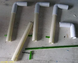 From electrical conduits and corresponding elbows, 1-4 airlifts are made, and holes for the air connection are drilled 2-3cm from the bottom.
